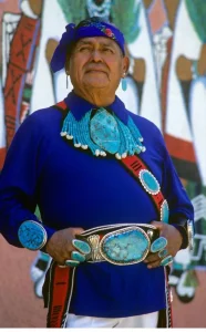 یک مرد بومی که با فیروزه های مکزیکی