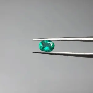 سنگ زمرد طبیعی خوشرنگ شناسنامه دار 250756